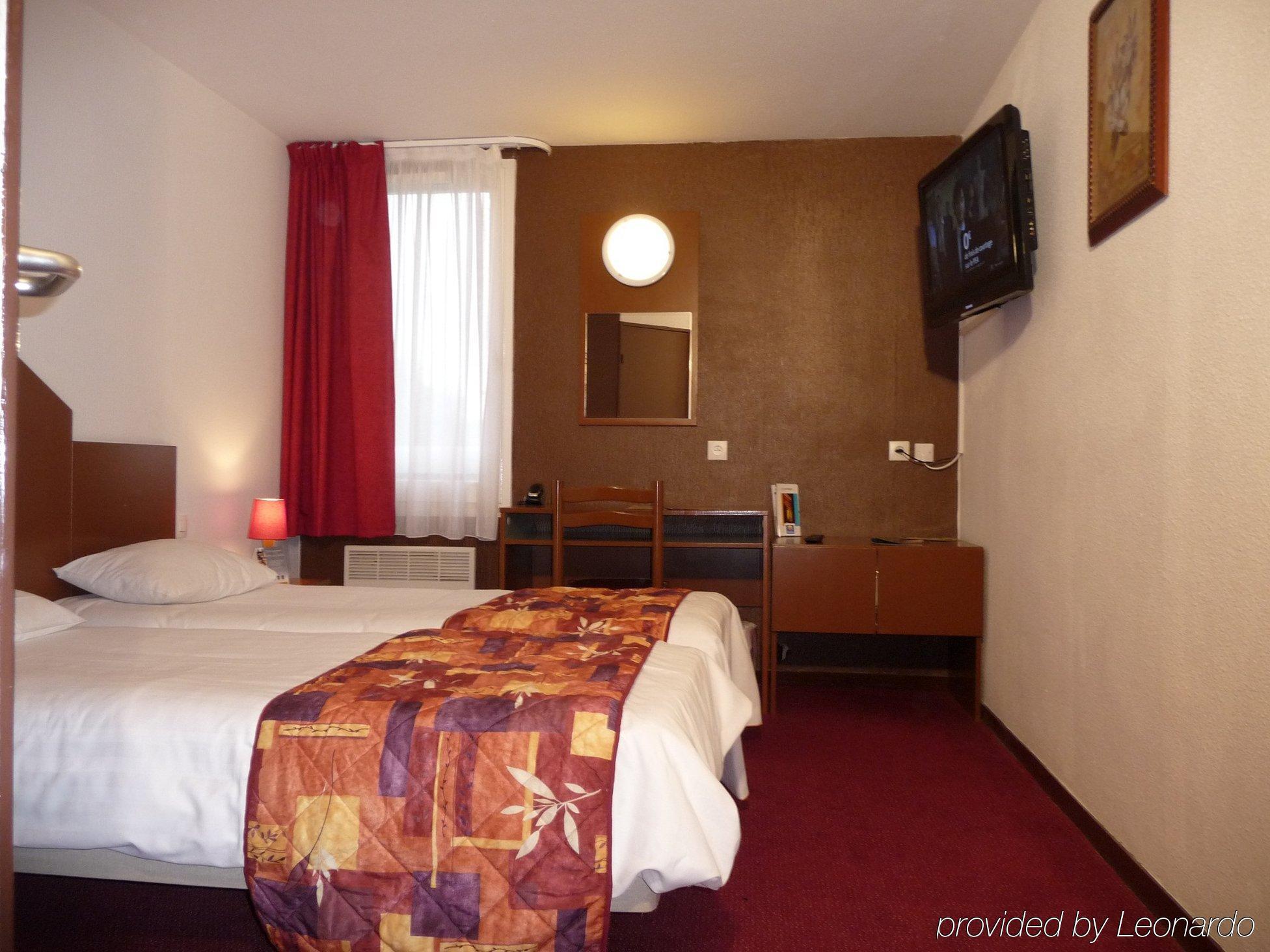 Logis Hotel Lons-Le-Saunier - Restaurant Le Grill Cameră foto